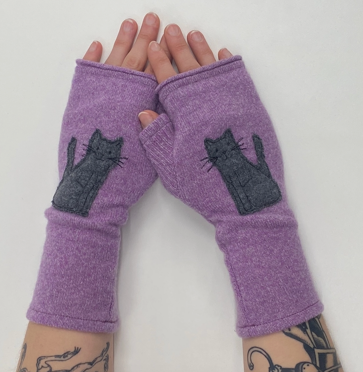 Cashmere Fingerless Gloves - Purple w/ Grey Cat